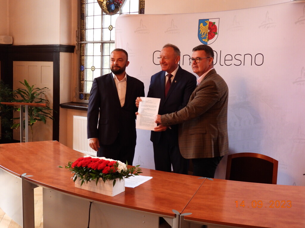 Podpisanie umowy w Oleśnie na budowę 15 mieszkań przy ul. Słowackiego 